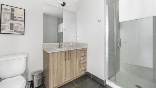 Et badeværelse på Landing Modern Apartment with Amazing Amenities (ID7407X75)