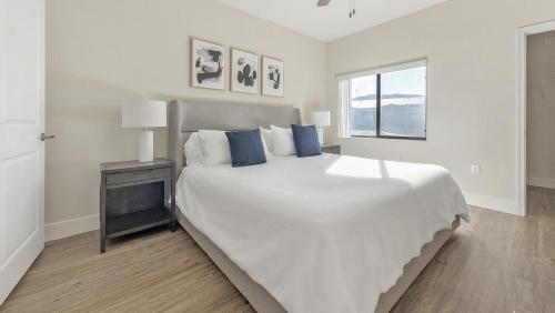 Säng eller sängar i ett rum på Landing Modern Apartment with Amazing Amenities (ID1167X770)