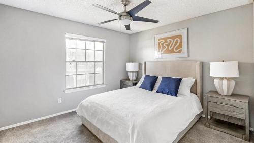 um quarto com uma cama e uma ventoinha de tecto em Landing Modern Apartment with Amazing Amenities (ID4301X28) em Las Vegas