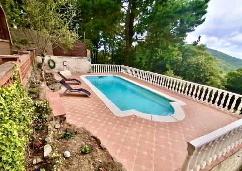 een zwembad in een achtertuin met een hek bij Catalunya Casas Ultimate tranquility in rural Costa Brava! in Tordera