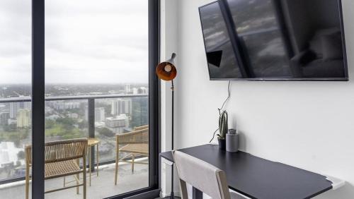 En TV eller et underholdningssystem på Landing Modern Apartment with Amazing Amenities (ID1398X793)