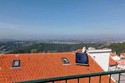 un techo rojo con una ventana encima en Casa da Calçada - Piso 1, en Seia