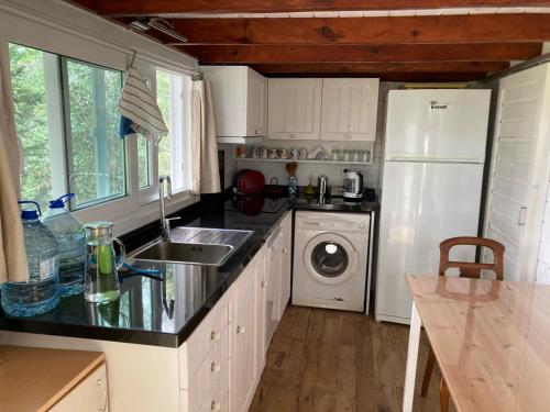 A kitchen or kitchenette at Lakeside Hideaway Cabin
