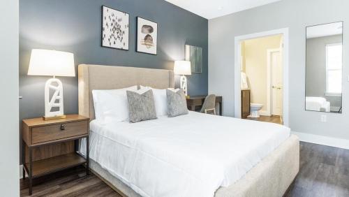 シャーロットにあるLanding Modern Apartment with Amazing Amenities (ID9577X84)のベッドルーム(白いベッド1台、ランプ付きテーブル付)