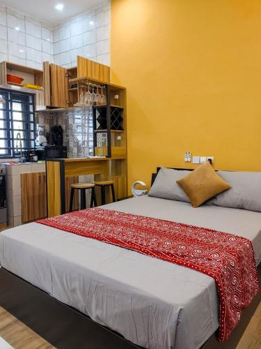 um quarto com uma cama grande numa cozinha em LES 9 PLURIELLES - Studio 4 em Palimé