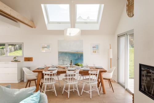 a dining room with a table and chairs at Ty Far - Villa pour 8 vue sur le Port in Erquy