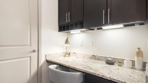 una cocina con encimera y silla en Landing Modern Apartment with Amazing Amenities (ID9564X38) en Houston