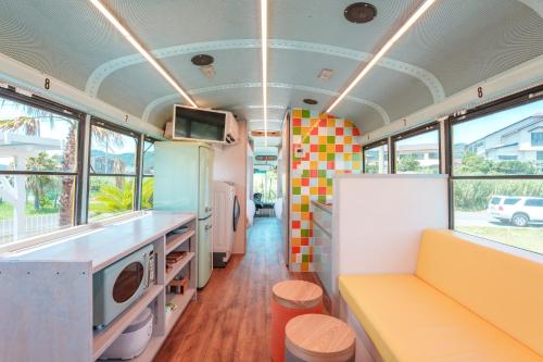 un autobús vacío con un mostrador y una TV en el techo en Hotel Ocean BUS Shirahama, en Shioura