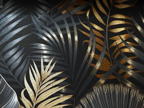 papel pintado negro y dorado con hojas de palmera en Les Fontaines d'O en Castelnau-dʼEstrétefonds