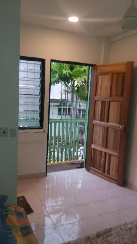 um quarto vazio com uma porta e uma varanda em Shidahomestay em Subang Jaya