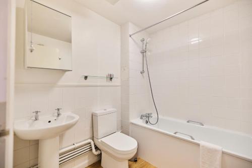 y baño con lavabo, aseo y bañera. en The Hackney Place - Spacious 1BDR Flat en Londres