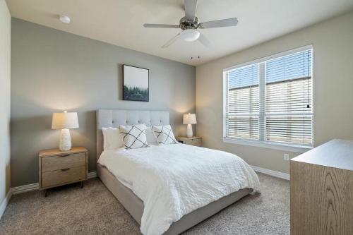 - une chambre avec un lit et un ventilateur de plafond dans l'établissement Landing Modern Apartment with Amazing Amenities (ID3876), à Carrollton