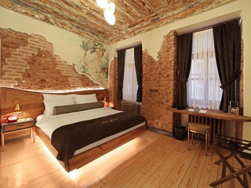 a bedroom with a bed and a desk in a room at Impera Hotel - Special Category in Istanbul