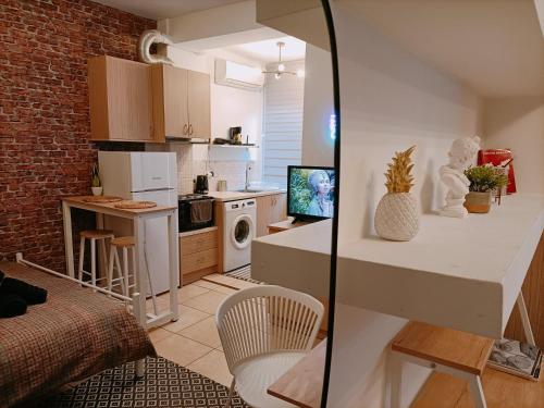 een woonkamer met een keuken met een aanrecht en een keuken bij Thess Vibes @ City Center in Thessaloniki