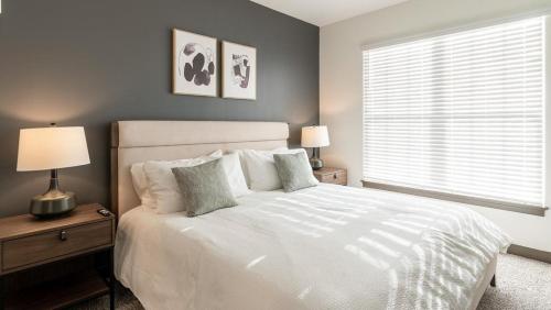 - une chambre avec un lit blanc et une fenêtre dans l'établissement Landing Modern Apartment with Amazing Amenities (ID8060X85), à Louisville