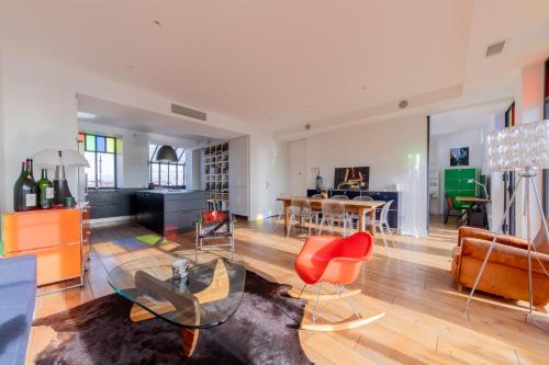 un salon avec un canapé et une table dans l'établissement Terrasse de Bellecour - Lyon 2 Plein Centre, à Lyon