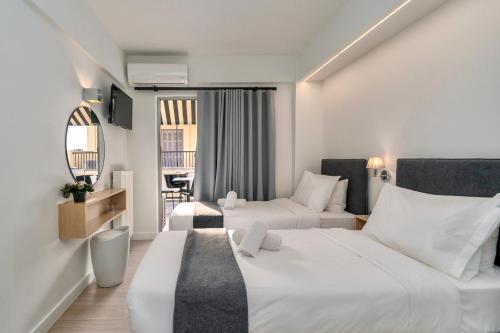 Кровать или кровати в номере Hotel Adonis Athens
