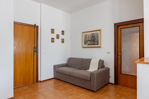 - un salon avec un canapé et une porte dans l'établissement Cantonovo 15 - YourPlace Abruzzo, à Francavilla al Mare