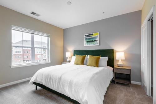 ein Schlafzimmer mit einem großen Bett und einem Fenster in der Unterkunft Landing Modern Apartment with Amazing Amenities (ID2286) in Ellicott City