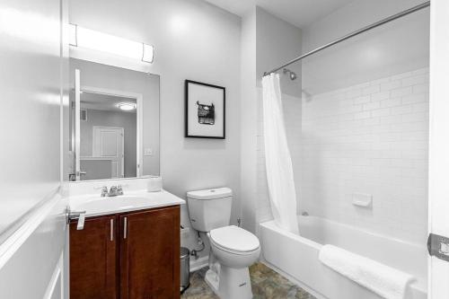 ein weißes Bad mit einem WC und einem Waschbecken in der Unterkunft Landing Modern Apartment with Amazing Amenities (ID2286) in Ellicott City