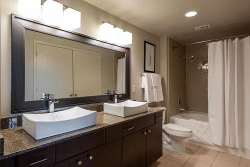 a bathroom with two sinks and a toilet and a tub at Landing Modern Apartment with Amazing Amenities (ID2977X82) in Austin