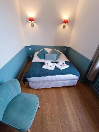 a bedroom with a bed with two cats on it at Hotel La Résidence Manoir De La Salamandre in Étretat