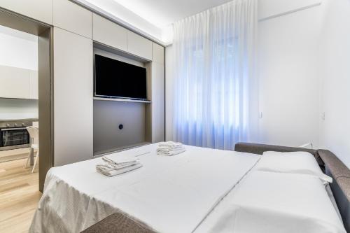 Camera bianca con letto e TV di Milano Via Tadino- Centrale 2Pax WI-FI a Milano