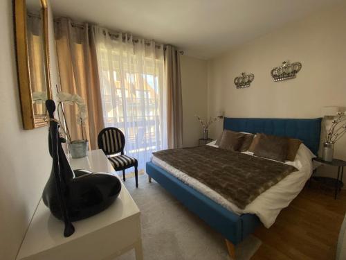 une chambre avec un lit, une chaise et une fenêtre dans l'établissement LE PANORAMIQUE, à Deauville