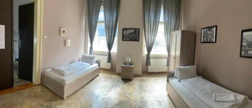 un soggiorno con due letti e un divano di Apartmán Kaiser a Praga
