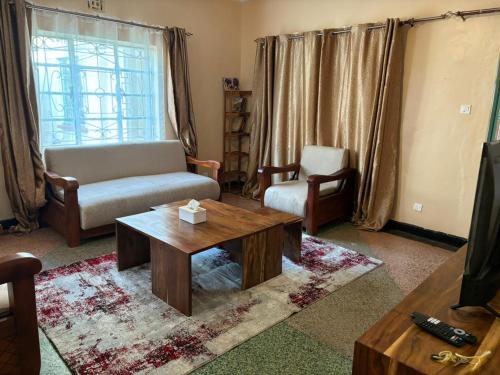 sala de estar con sofá y mesa de centro en Kiota Cha Mama, en Busia