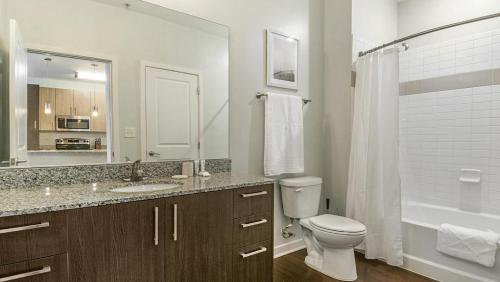 ein Bad mit einem WC, einem Waschbecken und einer Dusche in der Unterkunft Landing Modern Apartment with Amazing Amenities (ID9264X04) in Largo