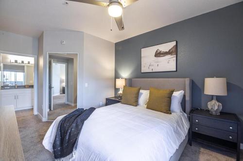 - une chambre avec un grand lit blanc et des oreillers verts dans l'établissement Landing Modern Apartment with Amazing Amenities (ID2775X3), à Tempe