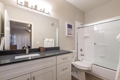 La salle de bains blanche est pourvue d'un lavabo et de toilettes. dans l'établissement Landing Modern Apartment with Amazing Amenities (ID2775X3), à Tempe