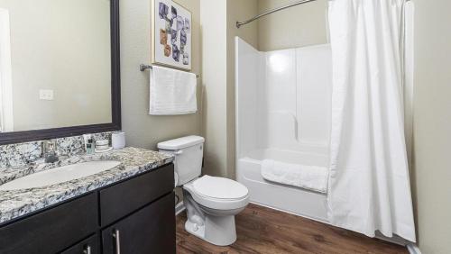 uma casa de banho com um WC, um lavatório e um chuveiro em Landing Modern Apartment with Amazing Amenities (ID9638X96) em Lexington