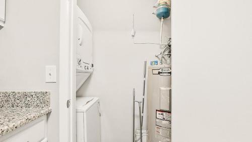 uma cozinha branca com um frigorífico num quarto em Landing Modern Apartment with Amazing Amenities (ID6735X37) em Greensboro