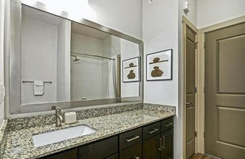 baño con lavabo y espejo grande en Landing Modern Apartment with Amazing Amenities (ID890), en Birmingham
