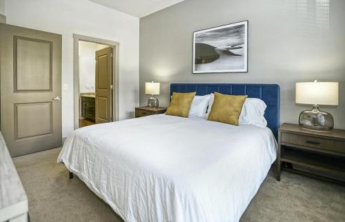 1 dormitorio con 1 cama grande y cabecero azul en Landing Modern Apartment with Amazing Amenities (ID890), en Birmingham