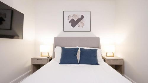 מיטה או מיטות בחדר ב-Landing Modern Apartment with Amazing Amenities (ID5790X47)