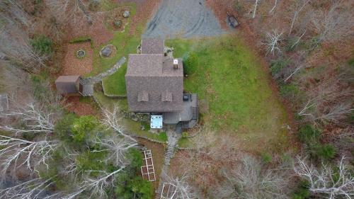 an overhead view of an old house in a field at Chalet des bouleaux in Nominingue