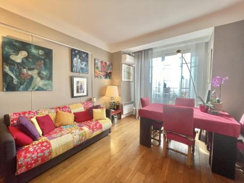 un salon avec un canapé et une table dans l'établissement The Artist apartment, by Welcome to Cannes, à Cannes