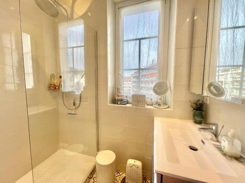 une salle de bain avec douche et lavabo dans l'établissement The Artist apartment, by Welcome to Cannes, à Cannes