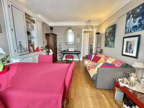 un salon avec un canapé et une table dans l'établissement The Artist apartment, by Welcome to Cannes, à Cannes