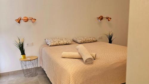 een slaapkamer met een bed met twee handdoeken erop bij Apartment Fuerte in Corralejo