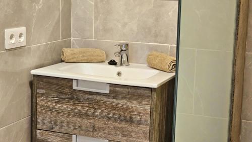 een badkamer met een wastafel en een spiegel bij Apartment Fuerte in Corralejo