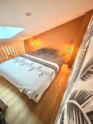 une chambre avec un grand lit dans une pièce dans l'établissement Escapade Ensoleillé, à Saint-Jean-de-Monts