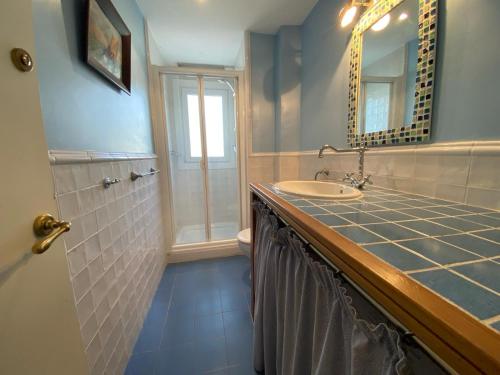 ein Badezimmer mit Waschbecken und Spiegel in der Unterkunft 501 - Ap. Cant del Ocells in Palafrugell