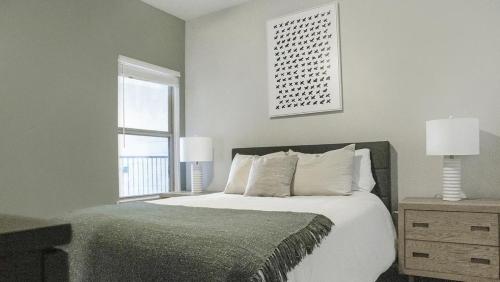 - une chambre avec un lit, deux lampes et une fenêtre dans l'établissement Landing Modern Apartment with Amazing Amenities (ID3766X51), à Gonzales