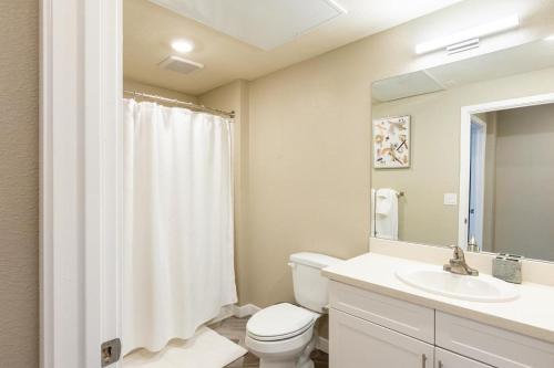 uma casa de banho com um WC, um lavatório e um espelho. em Landing Modern Apartment with Amazing Amenities (ID2415X25) em Sparks