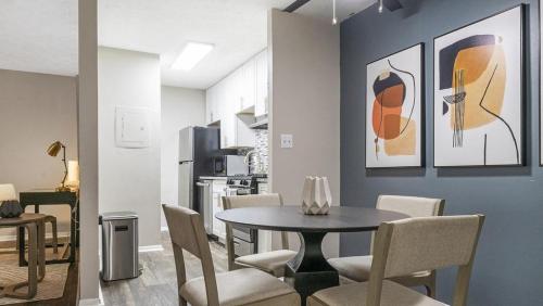 uma sala de jantar com mesa e cadeiras em Landing Modern Apartment with Amazing Amenities (ID9191X62) em Marietta