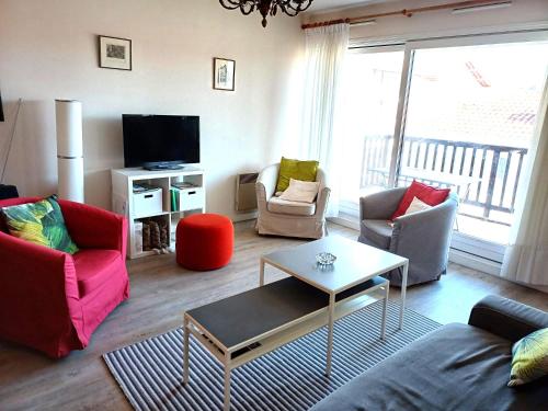 Photo de la galerie de l'établissement RAVEL - Spacieux logement en duplex, proche centre, à Saint-Jean-de-Luz